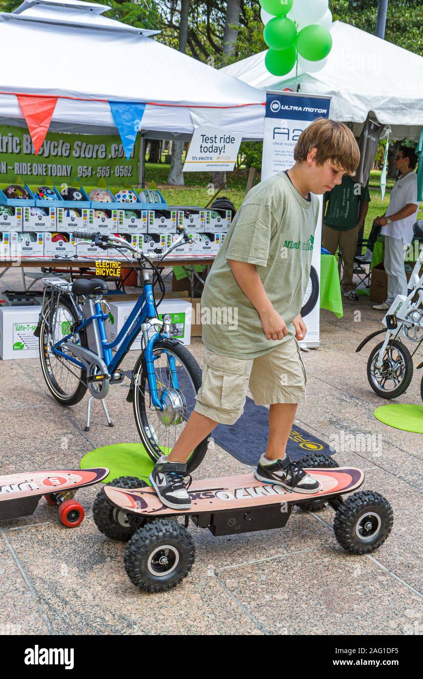 Miami Florida, Bayfront Park, Miami Goin' Green, Earth Day, Event, Festival, umweltfreundlich, Aussteller, elektrisches Skateboard, junge Jungen Junge Jungen Jungen männlich Kind Kinder chil Stockfoto