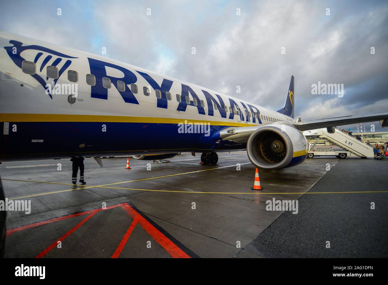 Passagiere Ryanair Boeing 737-800 Flugzeuge am internationalen Flughafen von Barcelona. Stockfoto
