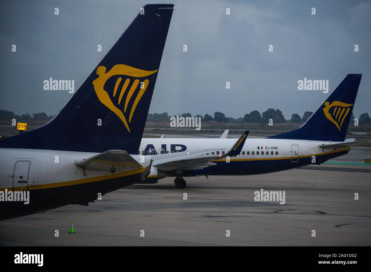 Die irische Billigfluglinie Ryanair Boeing 737-800 Flugzeuge am internationalen Flughafen von Barcelona. Stockfoto