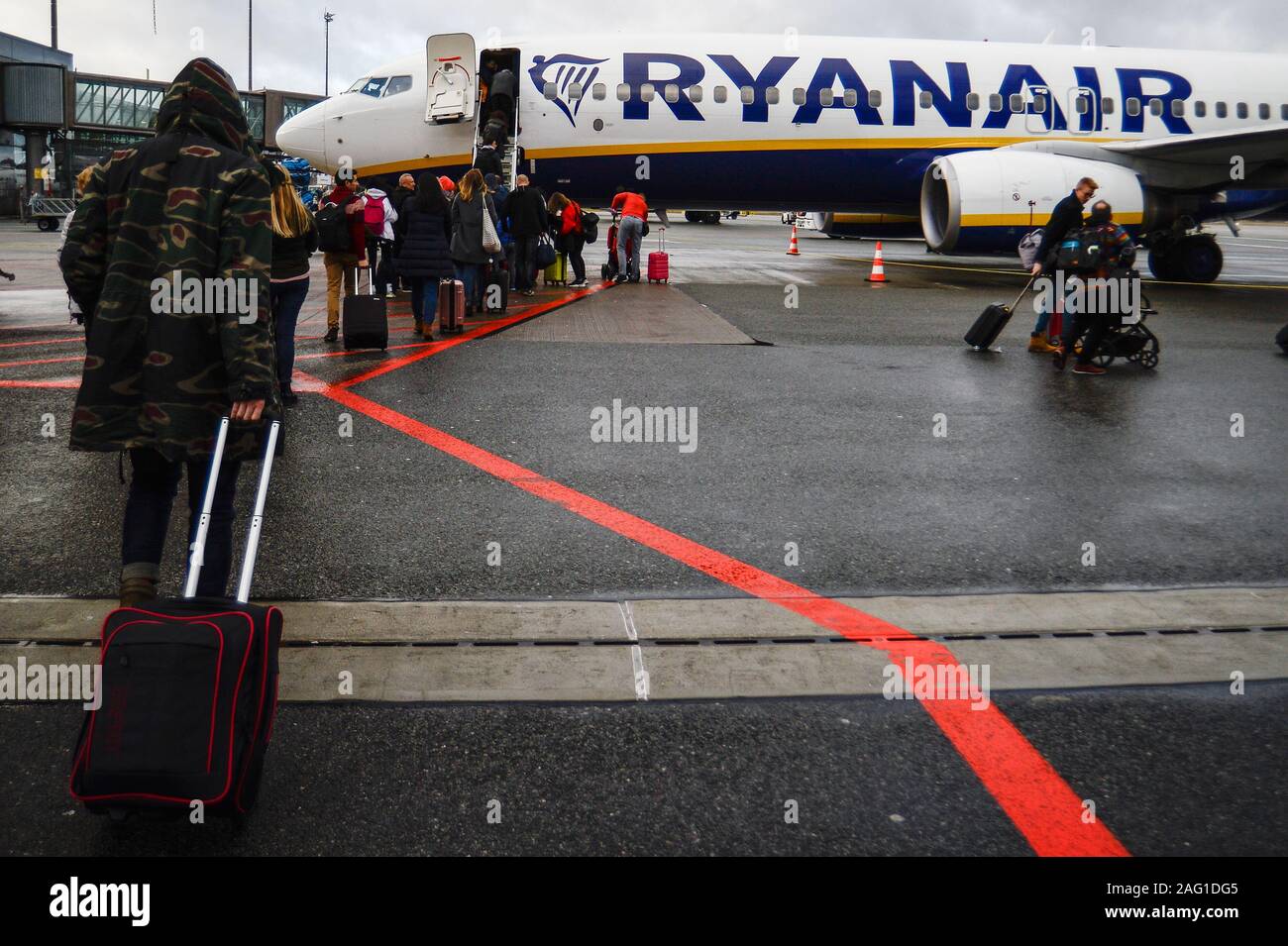 Passagiere Ryanair Boeing 737-800 Flugzeuge am internationalen Flughafen von Barcelona. Stockfoto