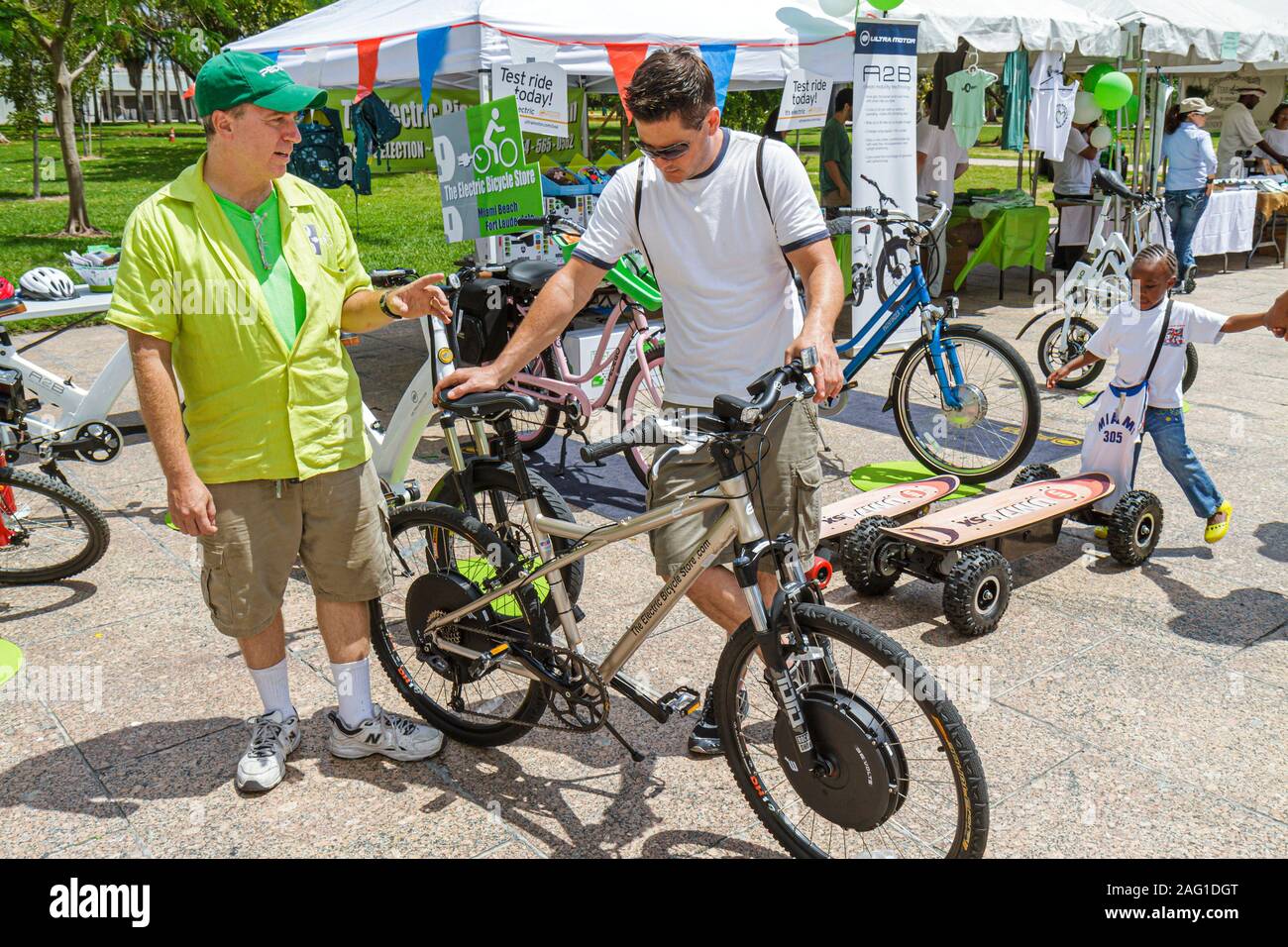 Miami Florida, Bayfront Park, Miami Goin' Green, Earth Day, Event, Festival, umweltfreundlich, Aussteller, Elektro-Fahrrad Fahrräder Radfahren Reiten Radfahrer Stockfoto