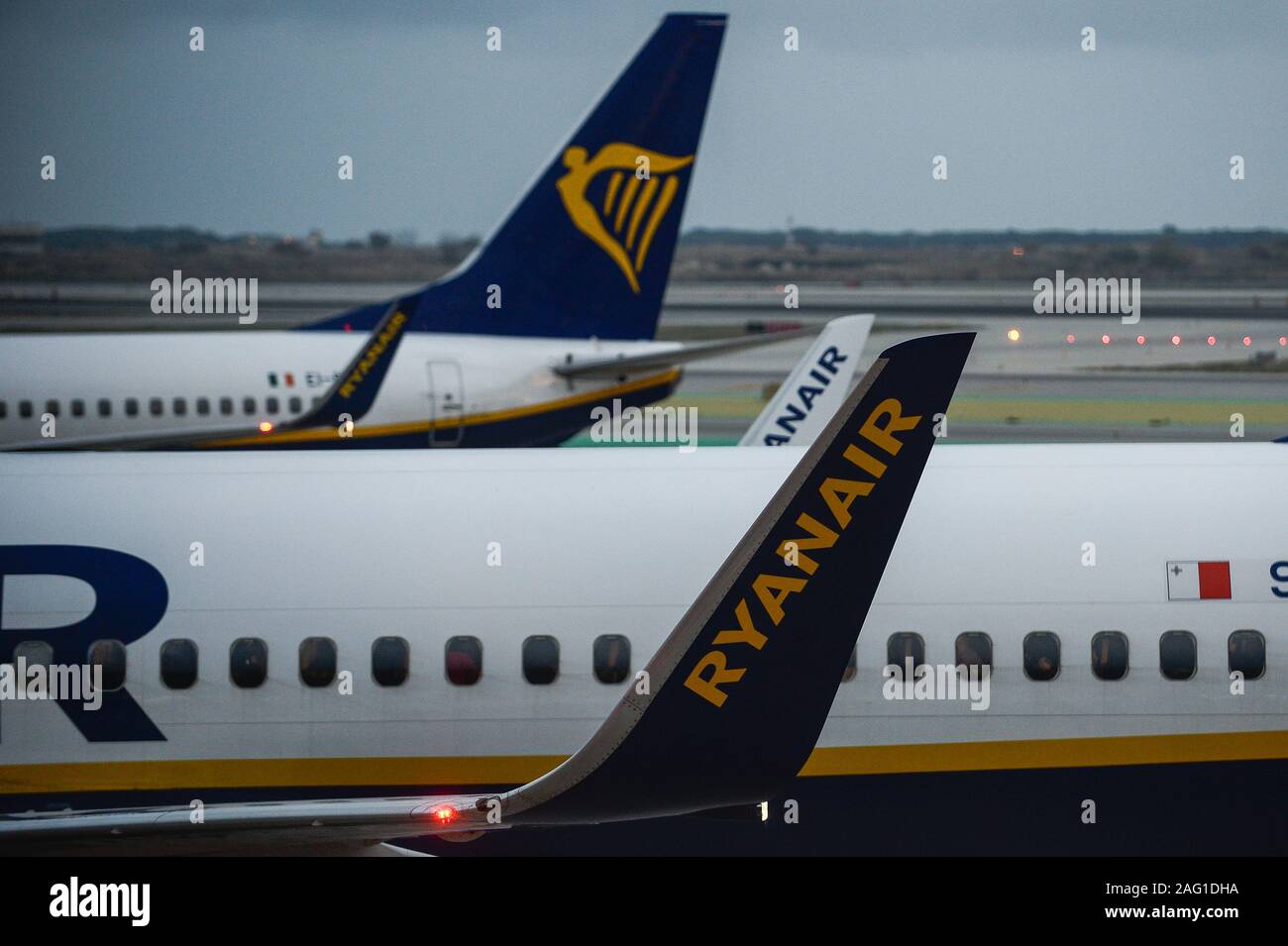 Die irische Billigfluglinie Ryanair Boeing 737-800 Flugzeuge am internationalen Flughafen von Barcelona. Stockfoto