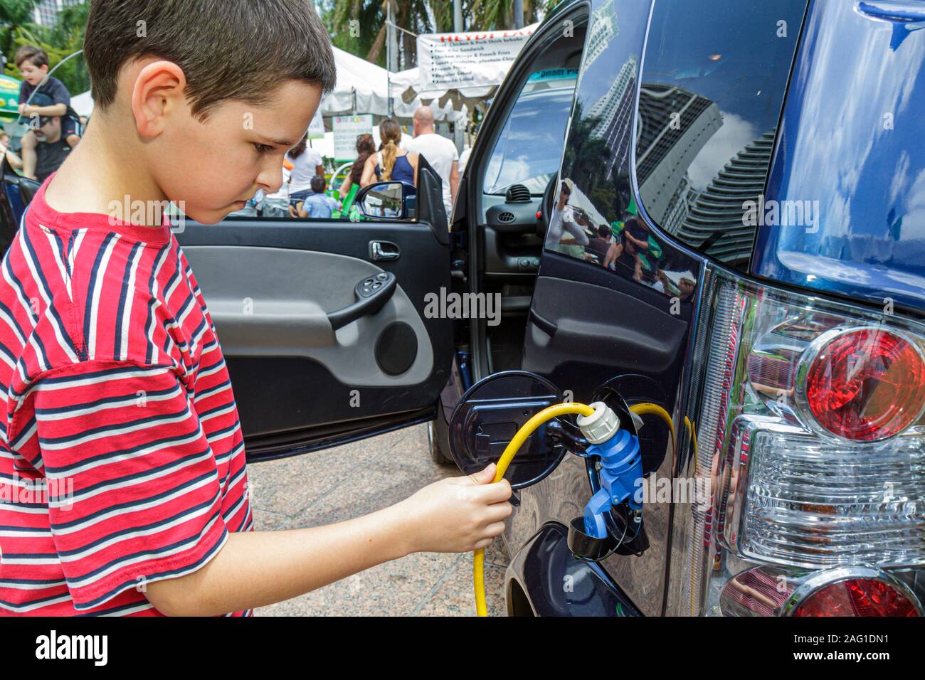 Miami Florida, Bayfront Park, Miami Goin' Green, Earth Day, Festival, umweltfreundlich, Aussteller, Elektroauto, Fahrzeug, Jungen Jungen männliche Kinder FL100430019 Stockfoto