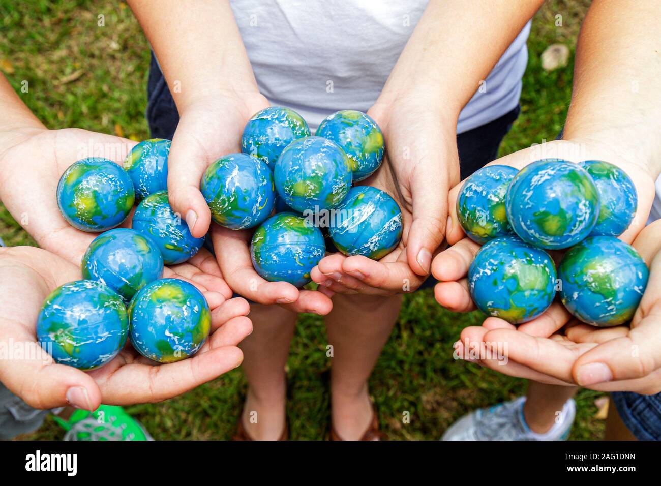 Miami Florida, Bayfront Park, Miami Goin' Green, Earth Day, Festival, umweltfreundlich, Aussteller, Miniaturkugeln, Erde, springende Kugeln, FL100430014 Stockfoto