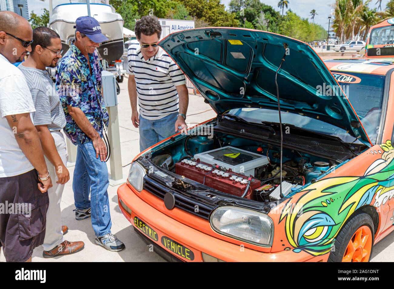 Miami Florida, Bayfront Park, Miami Goin' Green, Earth Day, Festival, umweltfreundlich, Aussteller, Elektroauto, Fahrzeug, Automobil, Auto, FL100430021 Stockfoto