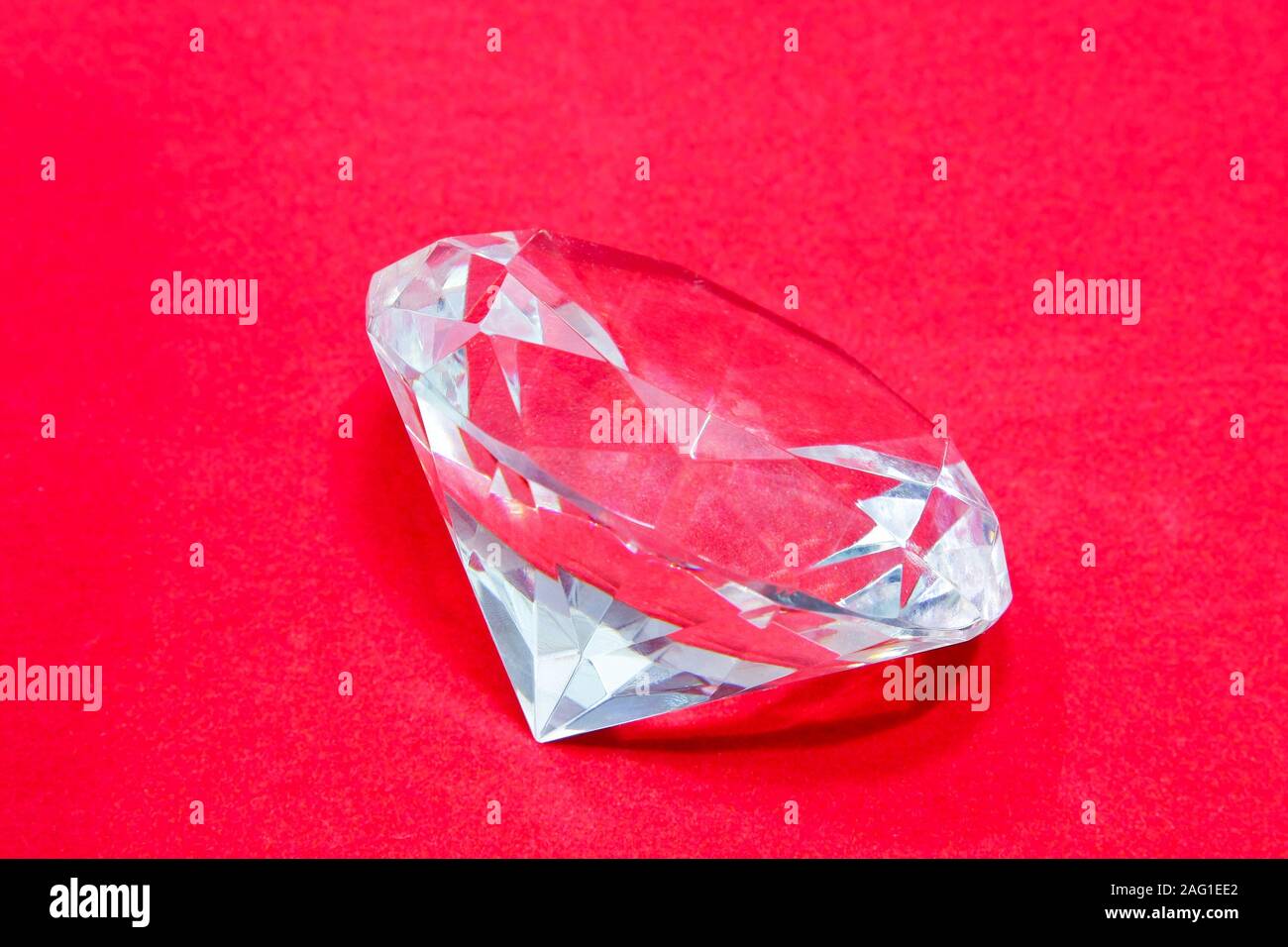 Nahaufnahme von transparenten Diamond auf rotem Hintergrund Stockfoto