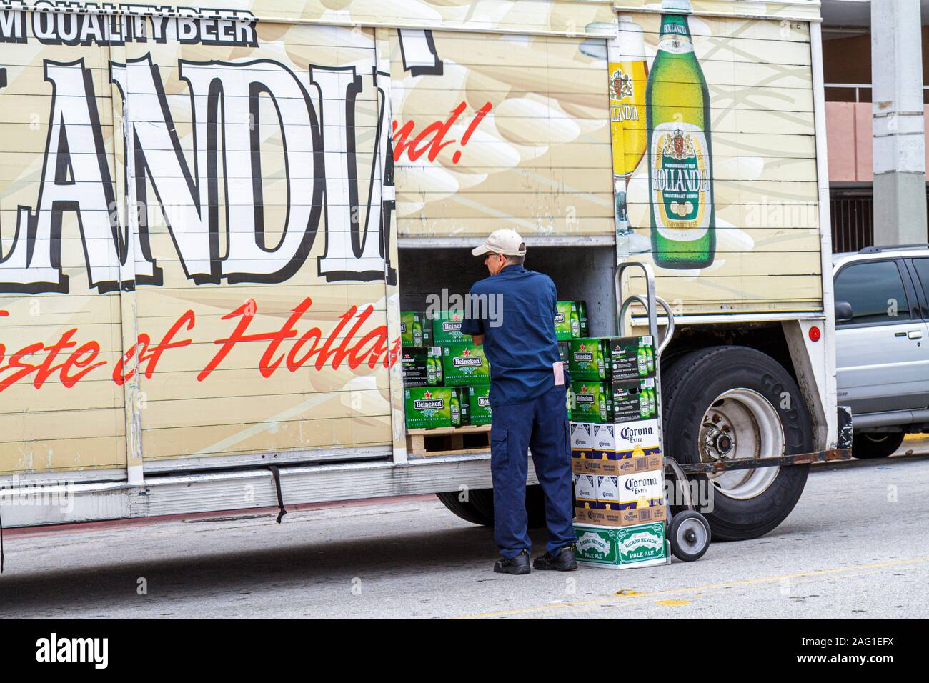 Miami Beach Florida, Ocean Drive, Bier Lieferung LKW, Besucher reisen Reise Reise Tourismus Sehenswürdigkeiten Sehenswürdigkeiten Kultur Kultur Kultur, Urlaub Gruppe Stockfoto