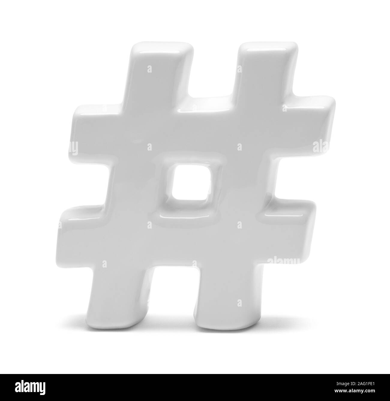 Hashtag Symbol Skulptur isoliert auf weißem Hintergrund. Stockfoto