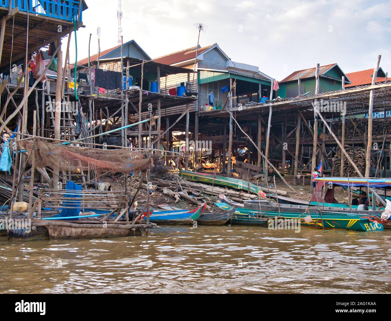 Gestelzt Häuser und Boote bei Kampong Pulka am Tonle Sap See, in der Nähe von Siem Reap in Kambodscha. Stockfoto