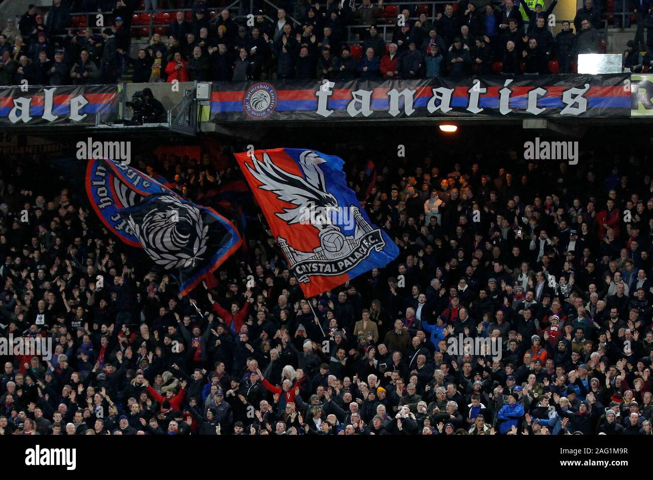 London, Großbritannien. 16 Dez, 2019. Crystal Palace Fans und Flaggen während der Premier League Match zwischen Crystal Palace und Brighton und Hove Albion an Selhurst Park, London, England am 16. Dezember 2019. Foto von Carlton Myrie/PRiME Media Bilder. Credit: PRiME Media Images/Alamy leben Nachrichten Stockfoto