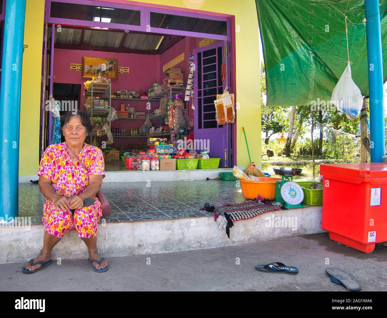 Der Eigentümer sich ausserhalb ihrer kleinen Shop in einer abgelegenen ländlichen Dorf in Koh Kong Provinz in Kambodscha. Stockfoto