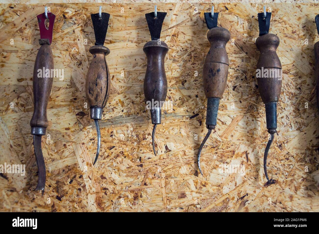 Gruppe von alten Schuhmacher Werkzeuge für handgemachte Schuhe Produktion,  Ahlen und Zangen für Leder auf Holz Spanplatte Hintergrund, flach anzeigen  Stockfotografie - Alamy