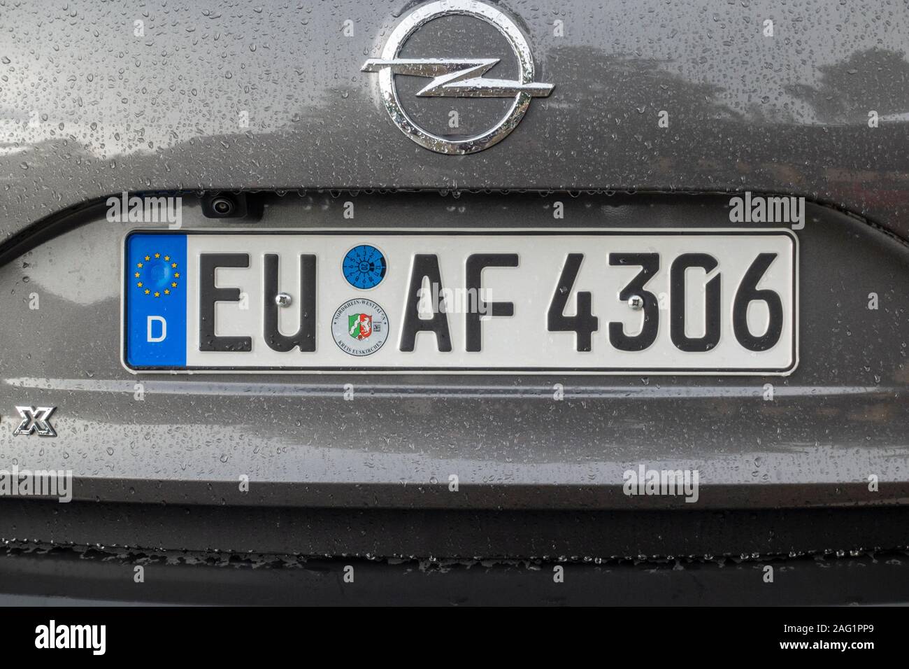 Deutsches Autokennzeichen auf einem Opel-Fahrzeug 2019. Stockfoto