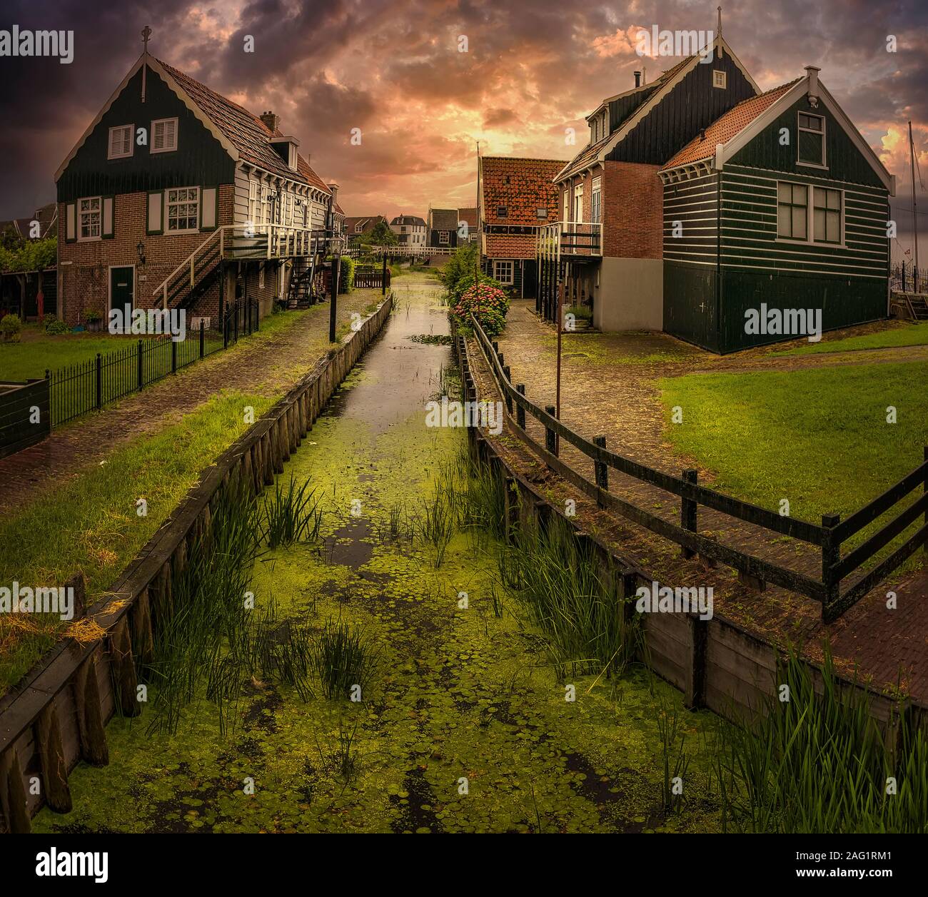 Alte holländische Häuser und Kanäle in Volendam, Niederlande Stockfoto