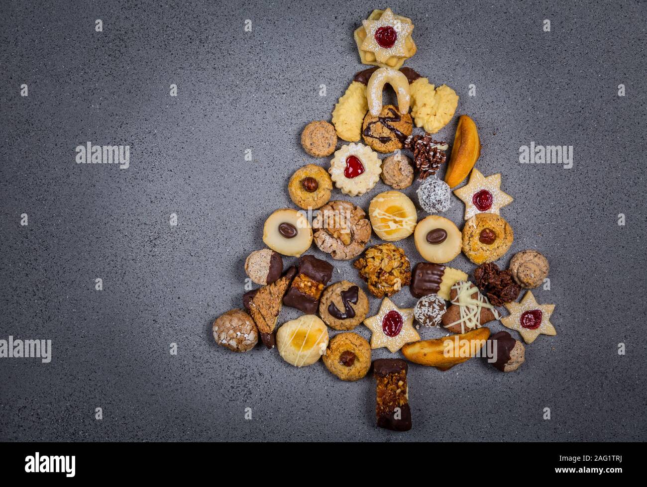 Weihnachtsbaum aus verschiedenen Cookies. Urlaub Hintergrund, backen Konzept. Stockfoto