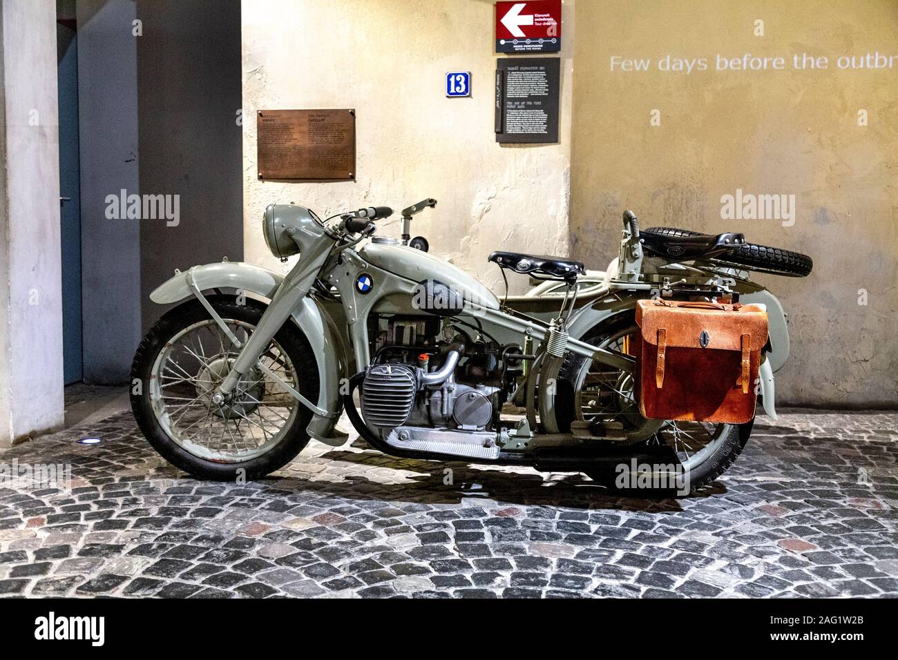 BMW Motorrad an der Warschauer Aufstand Museum (Muzeum Powstania Warszawskiego) Warschau, Polen Stockfoto
