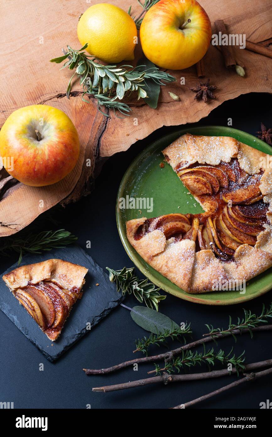 Essen Konzept frisch gebackene golden Hausgemachte Bio Apple Galette pie buttrige Kruste in mit Kopie Raum Stockfoto