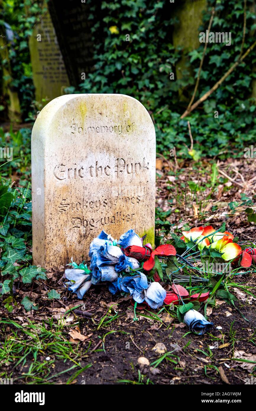 Eric, der Punk, Stokey's finest Dog Walker Grab an Abney Park Friedhof, London, UK Stockfoto