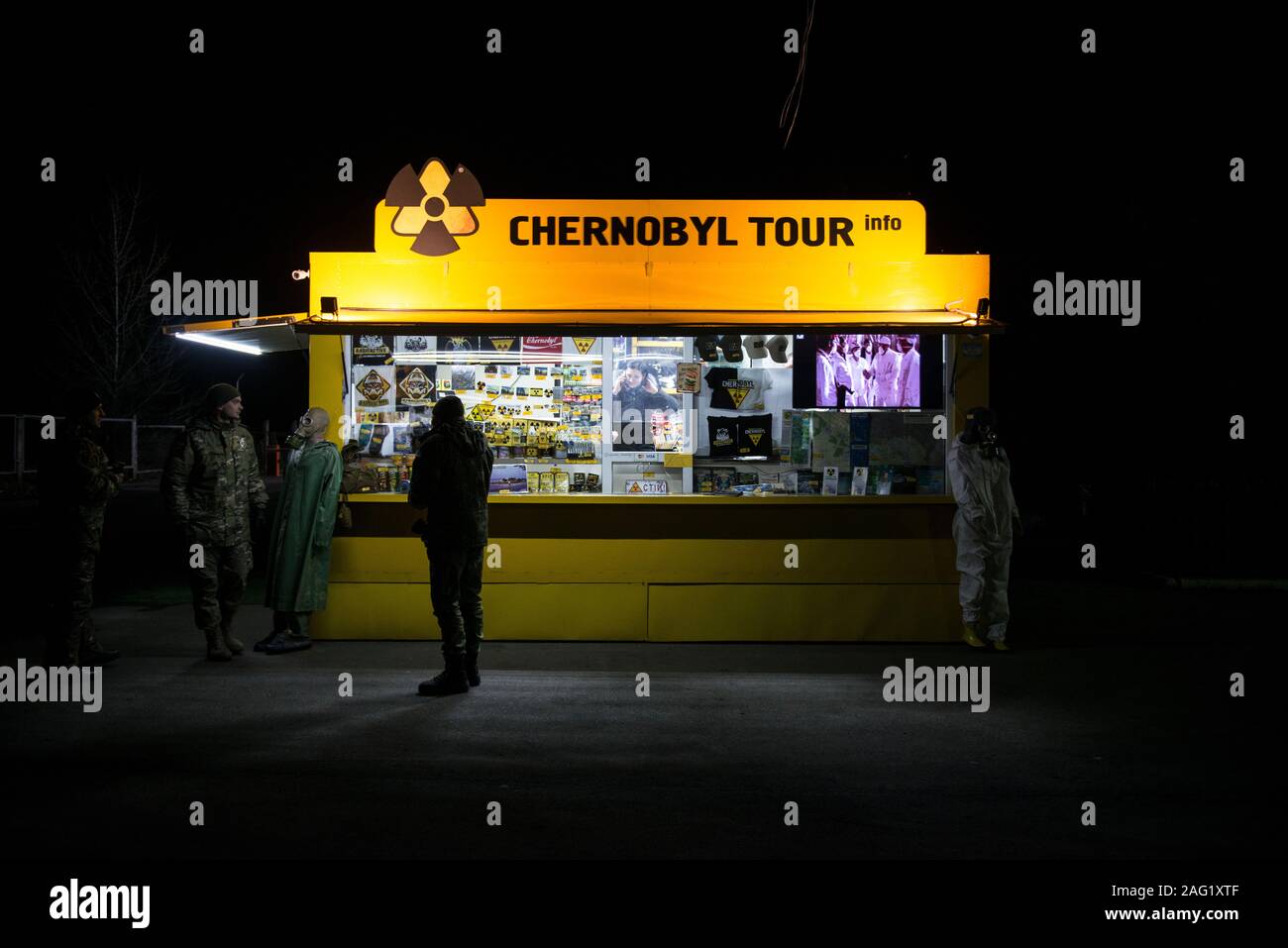 Mitarbeiter der Sperrzone von Tschernobyl vor einem kommerziellen Souvenirshop am Checkpoint Dytyatky, der Eingang für Touristen und Besucher der Zone. Die Regierung versucht, der Tourismus in der Region zu fördern, nachdem Präsident Volydymyr Zelensky ein Juli Dekret Benennung von Tschernobyl eine offizielle touristische Attraktion unterzeichnet. Mehr als 87.000 Menschen haben Tschernobyl bis zum Oktober 2019, von 72.000 im Jahr 2018 besucht. Sperrzone von Tschernobyl, Checkpoint, Dytyatky Invankiv Rajon, Kiev Oblast, Ukraine Stockfoto