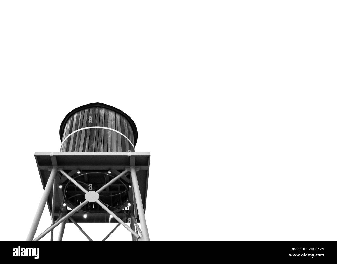 Retro Wasserturm Foto mit Kopie Raum Alten Wasserturm, gesäumt mit Holzbohlen gegen den Himmel Stockfoto