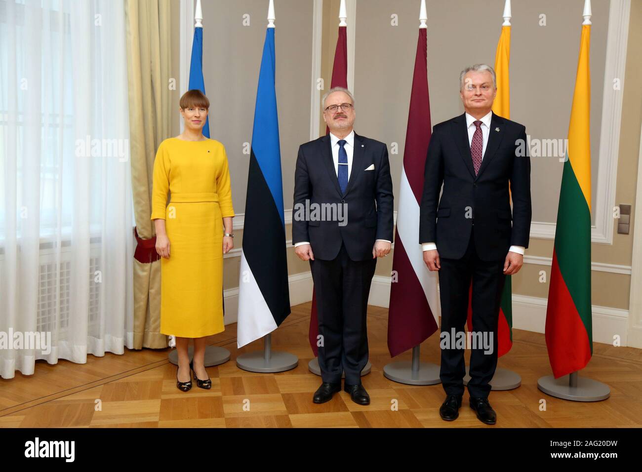 Riga, Lettland. 17 Dez, 2019. Estnische Präsident Kersti Kaljulaid (L), die lettische Präsidentin Egils LEVITS (C) und der litauische Präsident Gitanas Nauseda eine Begrüßungszeremonie in Riga, Lettland, Dez. 17, 2019 teilnehmen. Die Präsidenten der baltischen Staaten Lettland, Estland und Litauen - sind entschlossen, die Rail Baltica Eisenbahn Projekt voranzubringen und um sicherzustellen, dass die Fertigstellung wie geplant, die lettische Präsidentin Egils LEVITS auf einer gemeinsamen Pressekonferenz mit seinen baltischen Kollegen hier am Dienstag sagte. Credit: Edijs Palens/Xinhua/Alamy leben Nachrichten Stockfoto