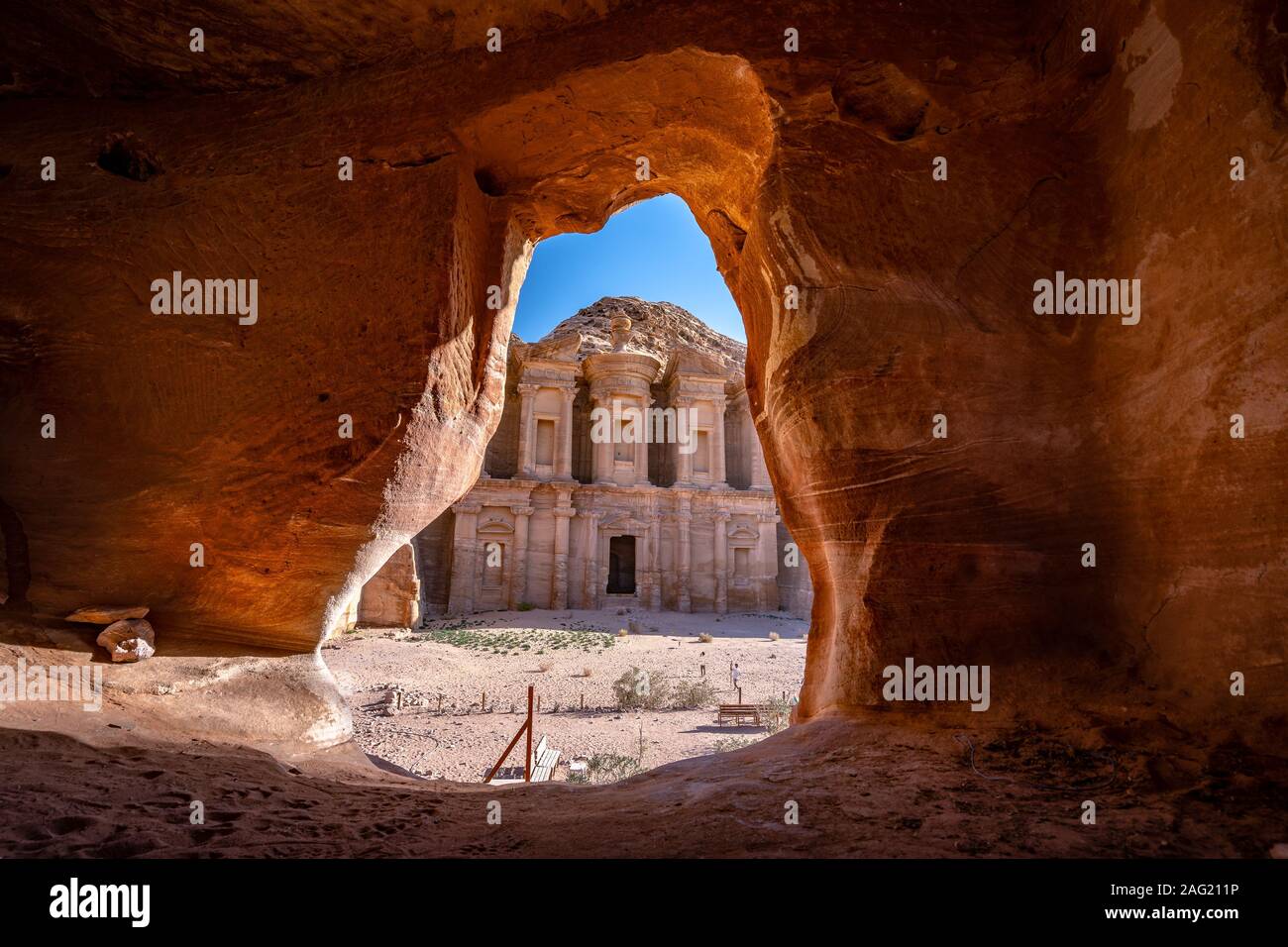 Ad Deir (das Kloster) - Eine monumentale Gebäude aus Stein in der antiken jordanischen Felsenstadt Petra geschnitzt Stockfoto