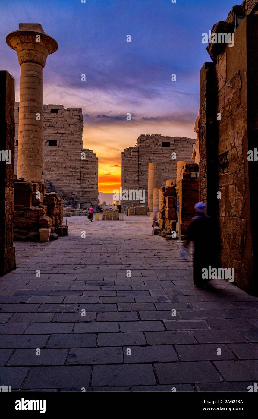 Lebendige Farben des Sonnenuntergangs über Karnak Tempel in Luxor Stockfoto