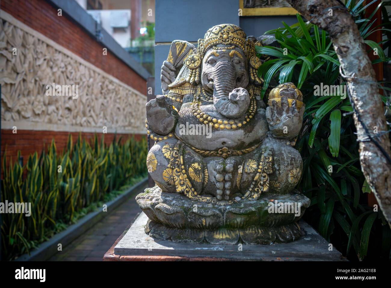 Ganesh Statue mit goldenen Details auf Teilweise sonnigen Nachmittag, Ubud, Bali, Indonesien Stockfoto