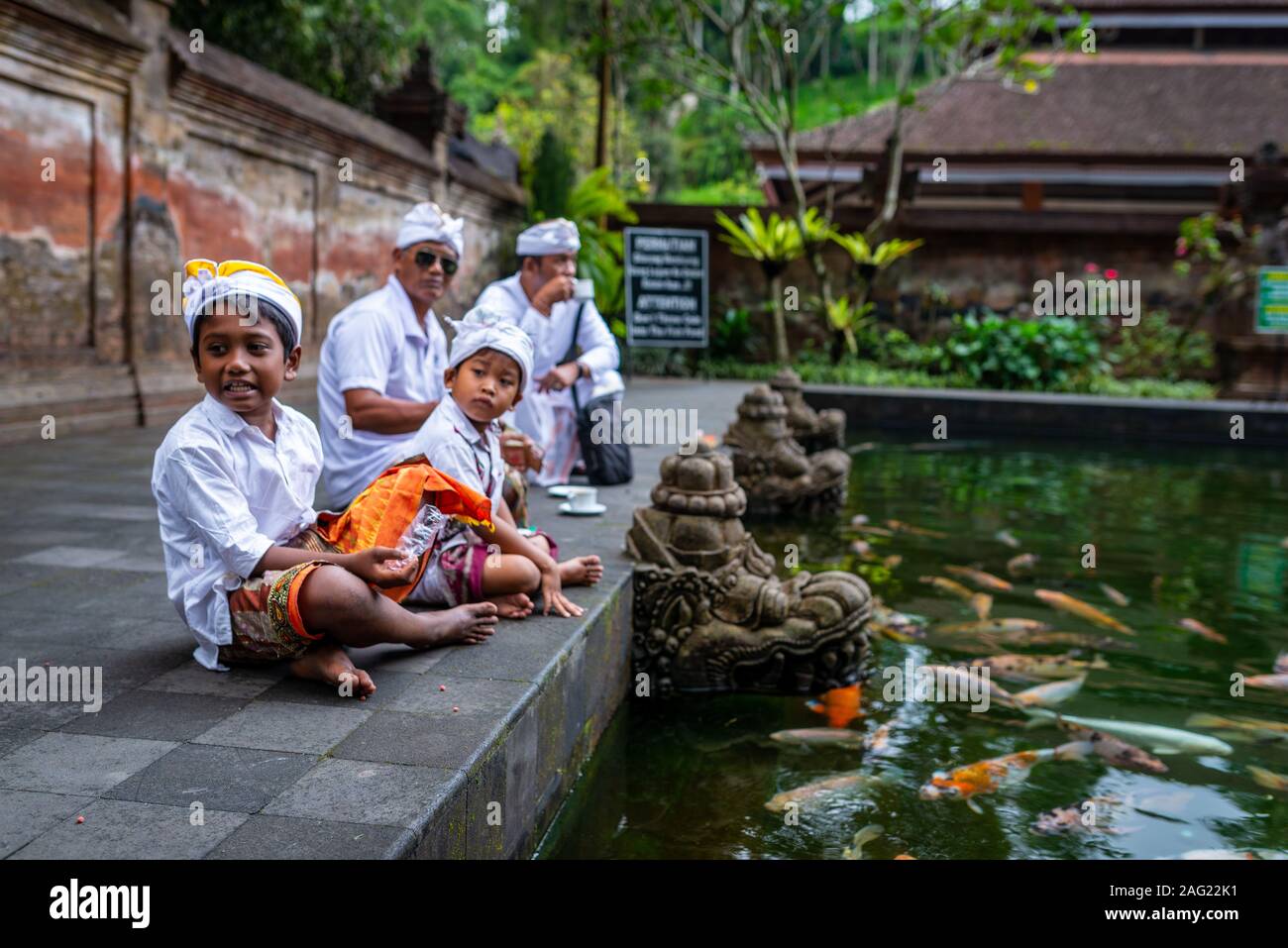 Bali, Indonesien, September 4, 2017: jungen Jungen und ihre Väter tragen traditionelle Kostüme, Tirta Empul Tempel. An einem bewölkten Nachmittag genommen. Stockfoto