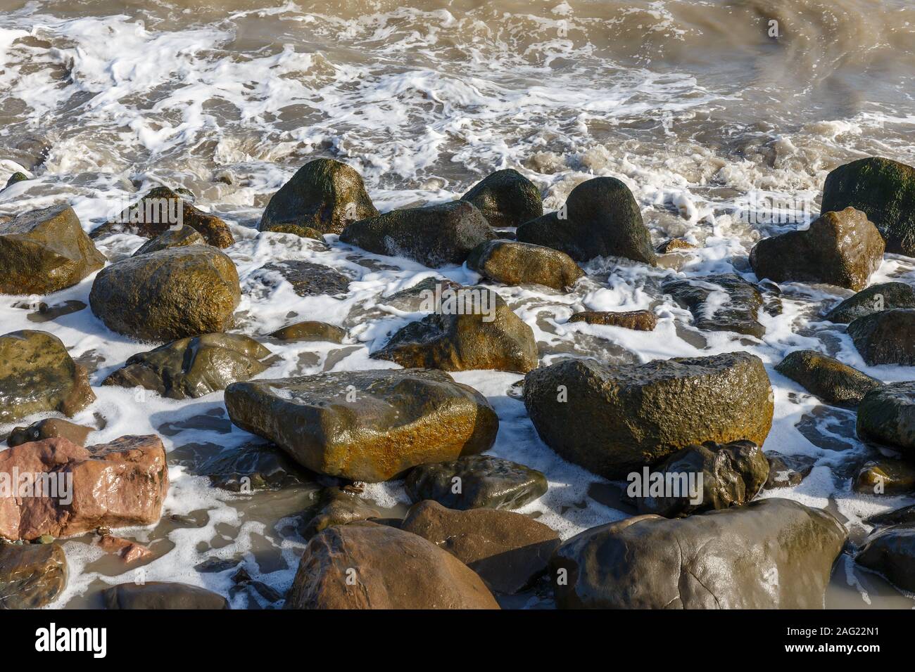 Starke Welle Spritzwasser auf die felsigen Ufer, die Wellen des Meeres schlagen, Kaspisches Meer Stockfoto