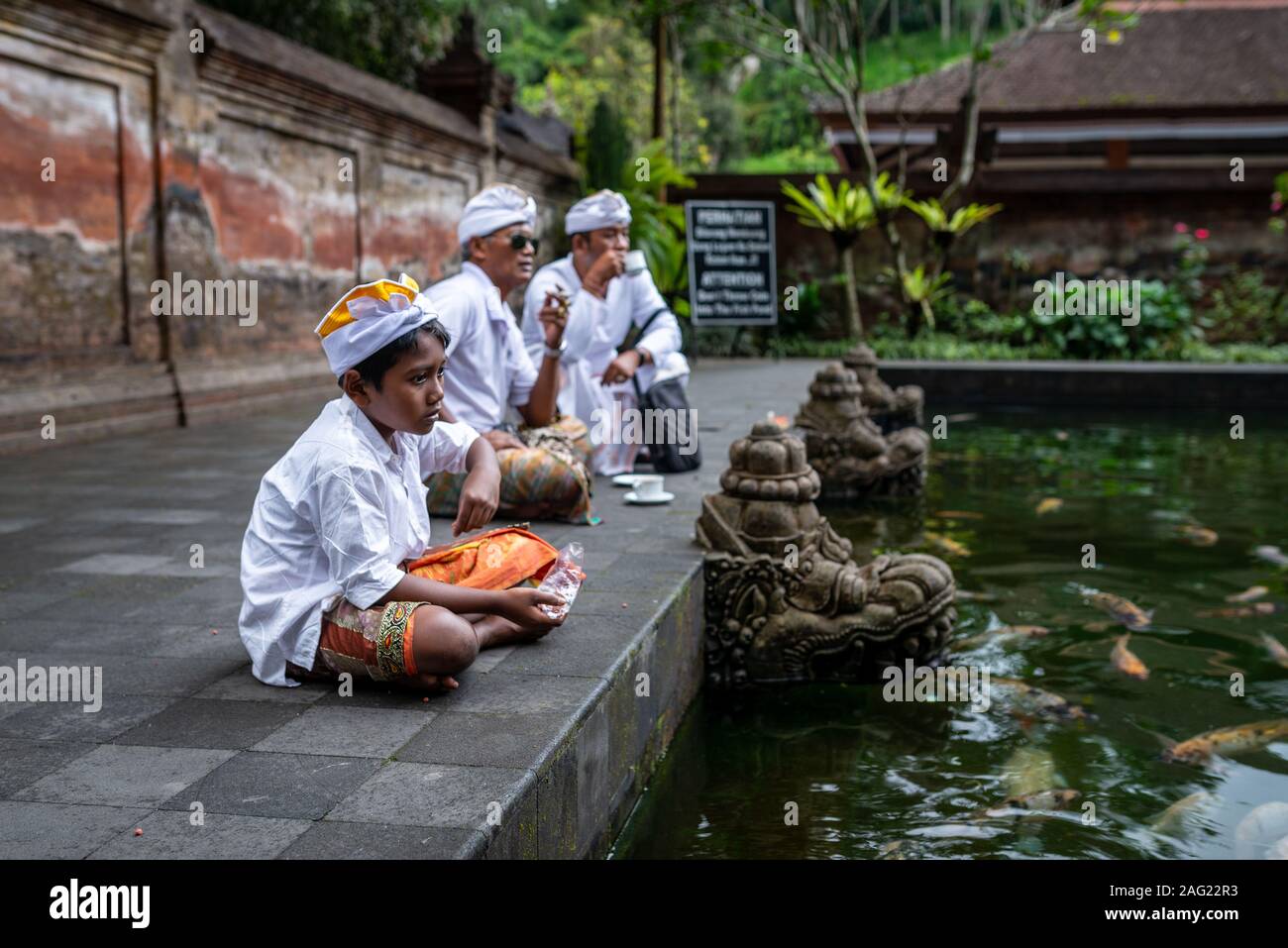 Bali, Indonesien, September 4, 2017: jungen Jungen und ihre Väter tragen traditionelle Kostüme, Tirta Empul Tempel. An einem bewölkten Nachmittag genommen. Stockfoto