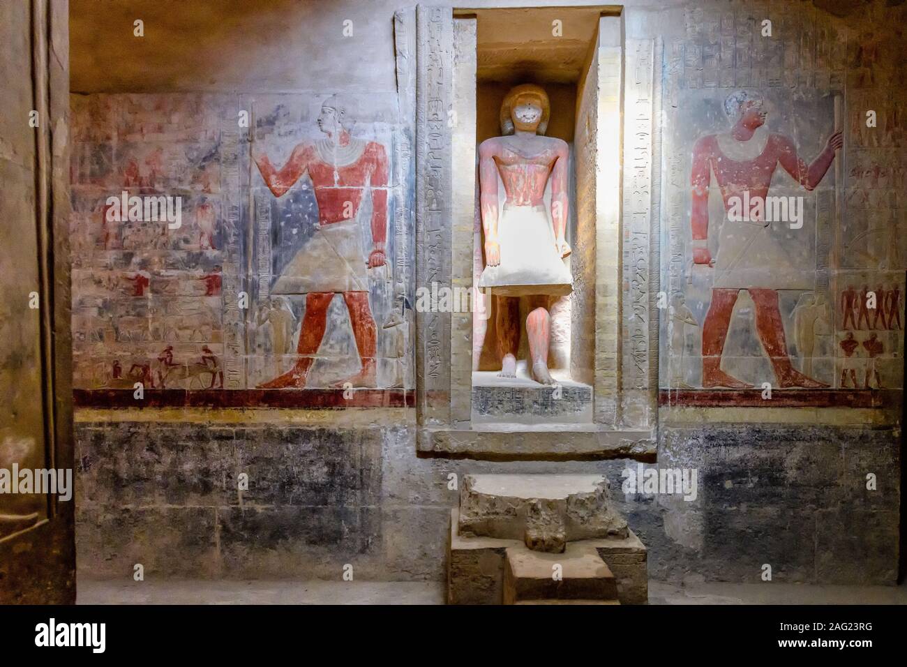 Innerhalb der Säulen getragenen Flur ist eine Nische - gebildet Schrein in die Wand gegraben, Vor dem ist ein Tisch und eine Statue des Mereruka Stockfoto