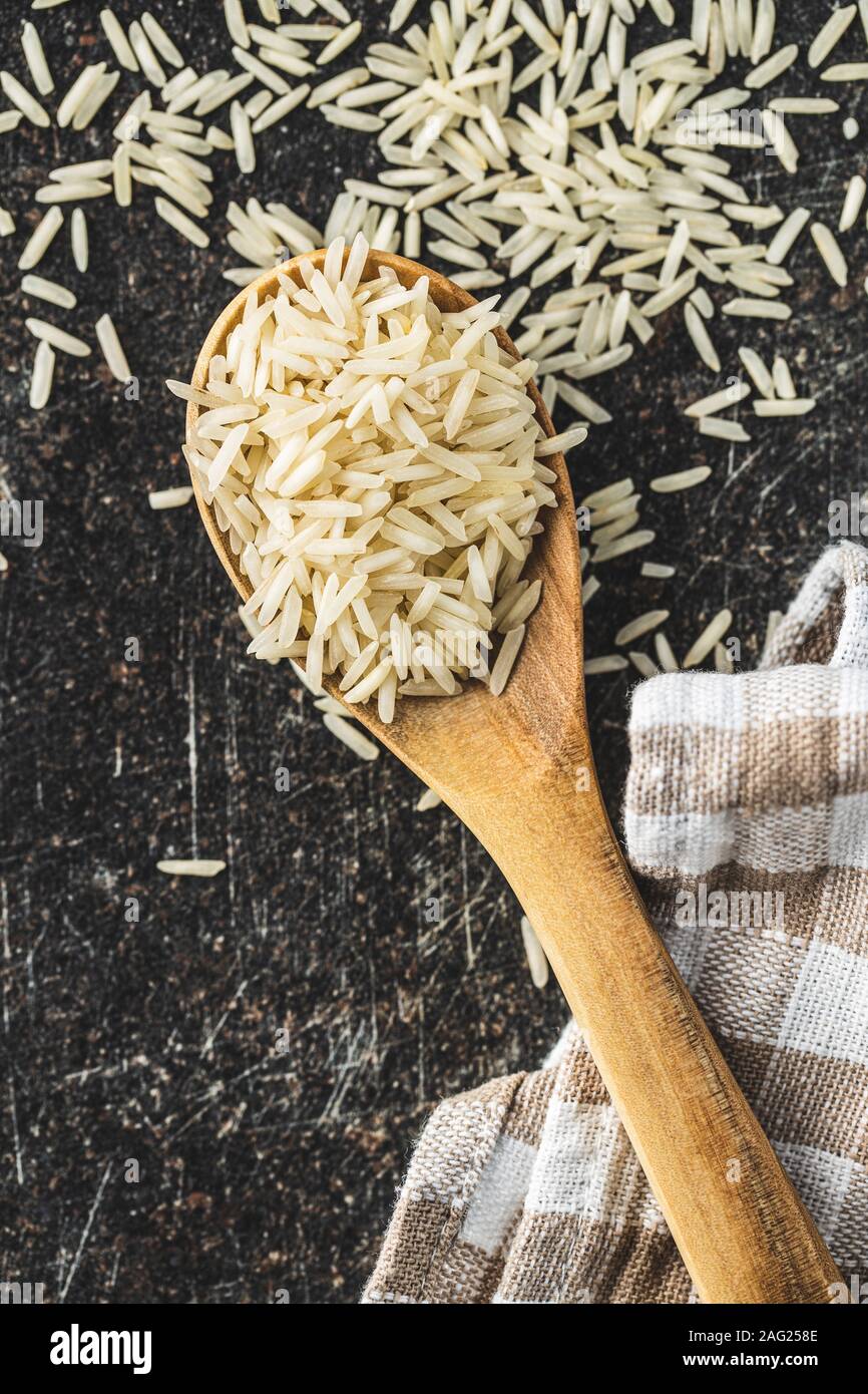 Ungekochter Reis in Indien lange Löffel. Ansicht von oben. Stockfoto