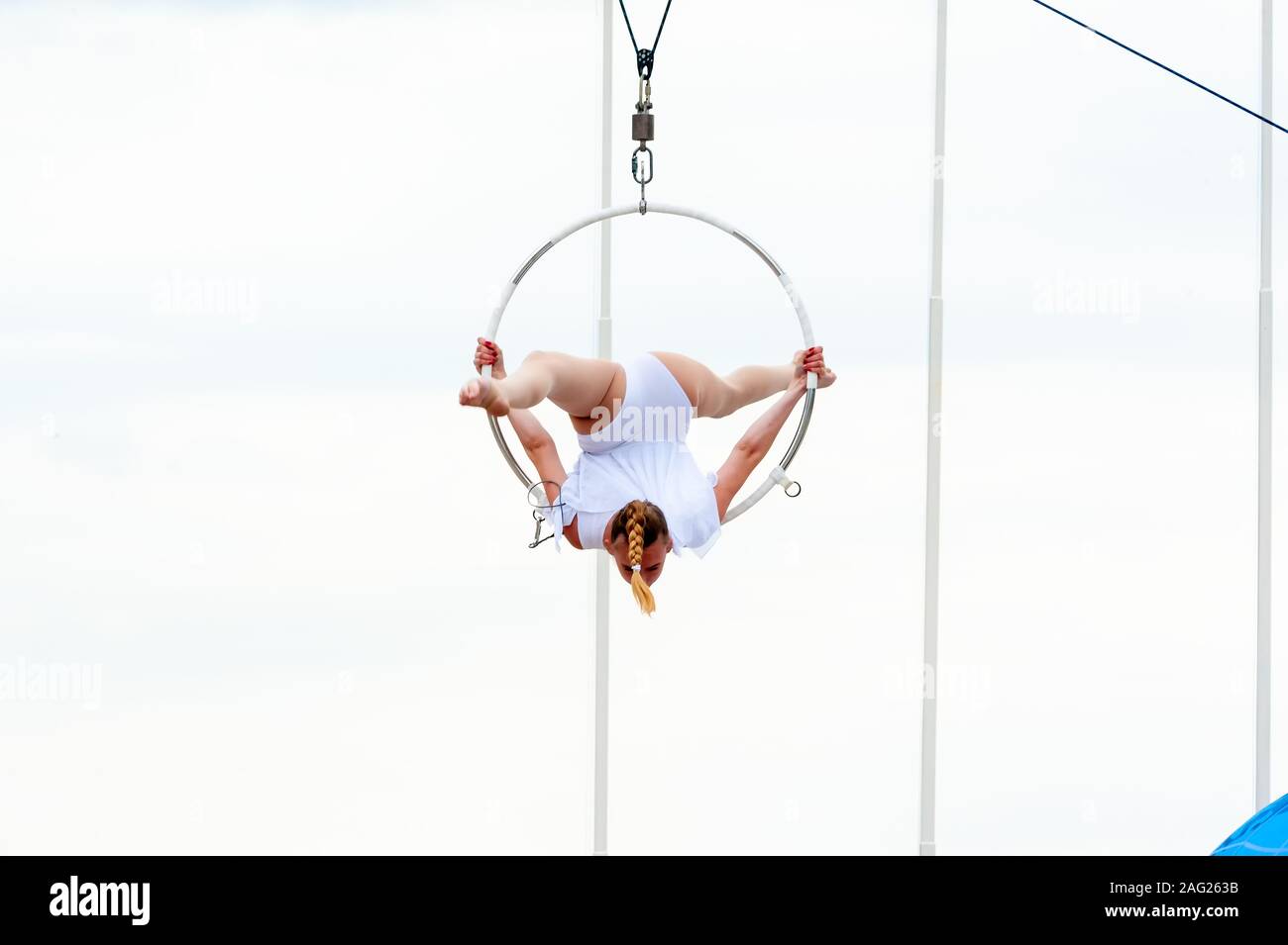 Anmutige Acrobat führt gymnastische Trick Hoop Stockfoto