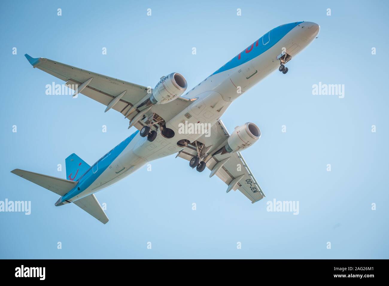 Zakynthos, Griechenland, August 2019: grosses Flugzeug, vermutlich TUI, mit Fahrwerk, unter Bauch, während der Landung auf Zakynthos International Stockfoto