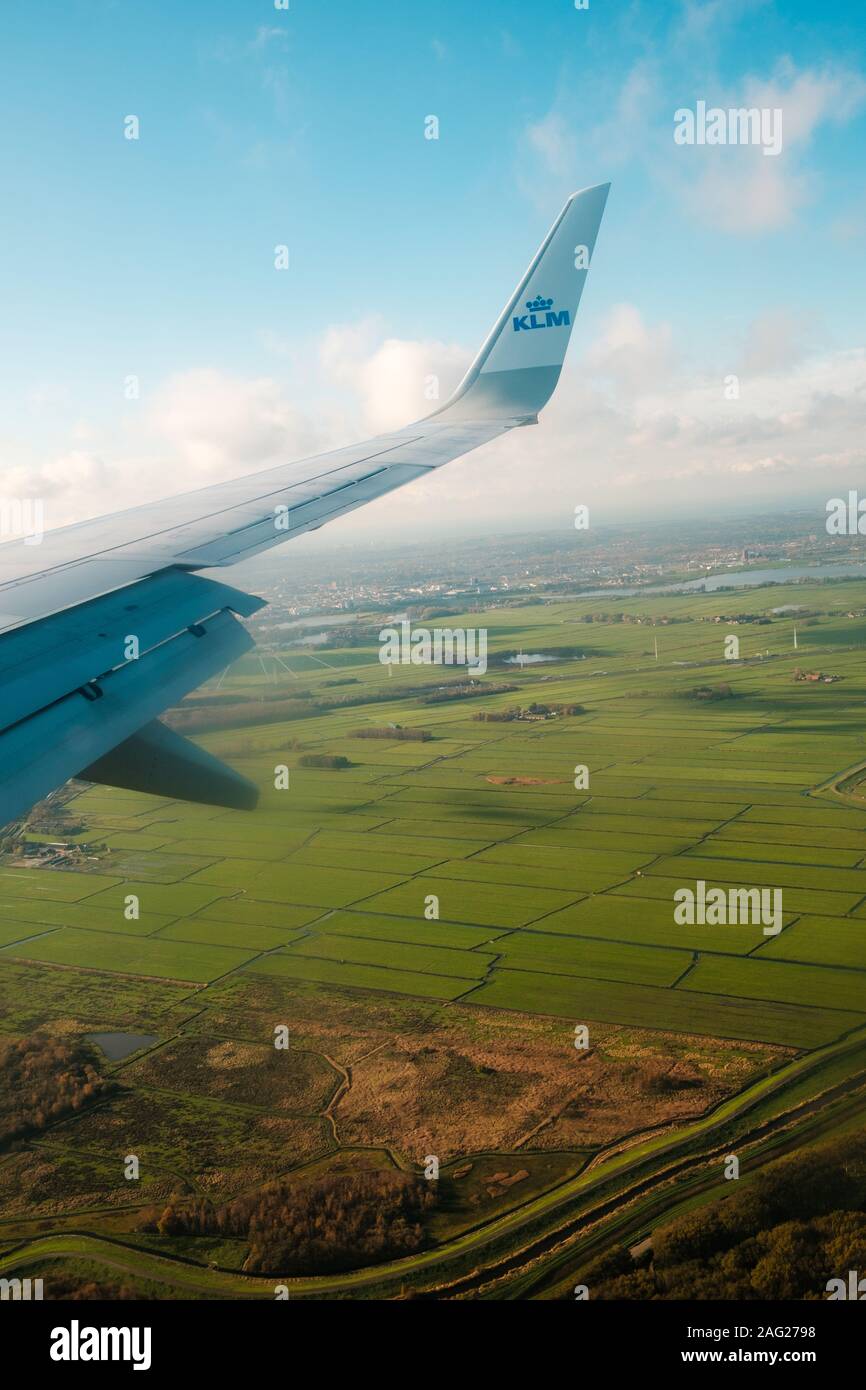 Amsterdam, Niederlande, November 2019: Airplane Wing und Company Logo von KLM Airlines und Antenne Landschaft Blick aus dem Flugzeug Stockfoto