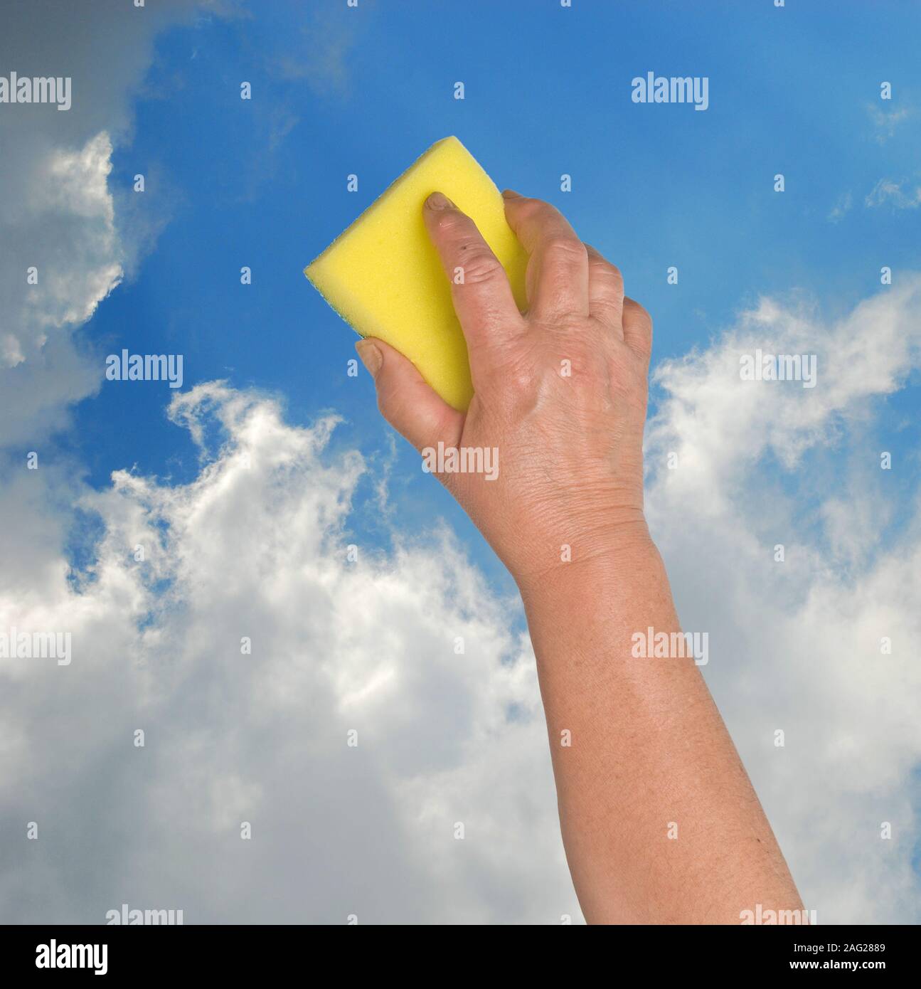 Hand mit Schwamm wischen Himmel Stockfoto