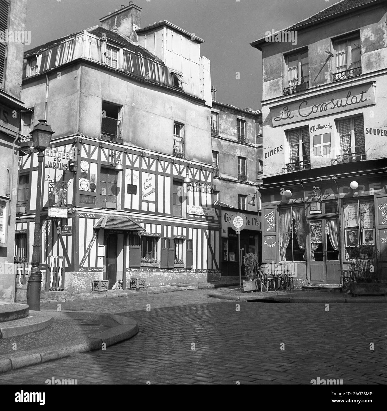 1950er Jahre, historisch, Blick auf das Le Consulat Restaurant, 18 Rue Norvins, Paris, Frankreich, ein historisches Café auf einer Kopfsteinpflasterstraße im Zentrum von Montmartre, dem künstlerischen Viertel der Stadt. Stockfoto