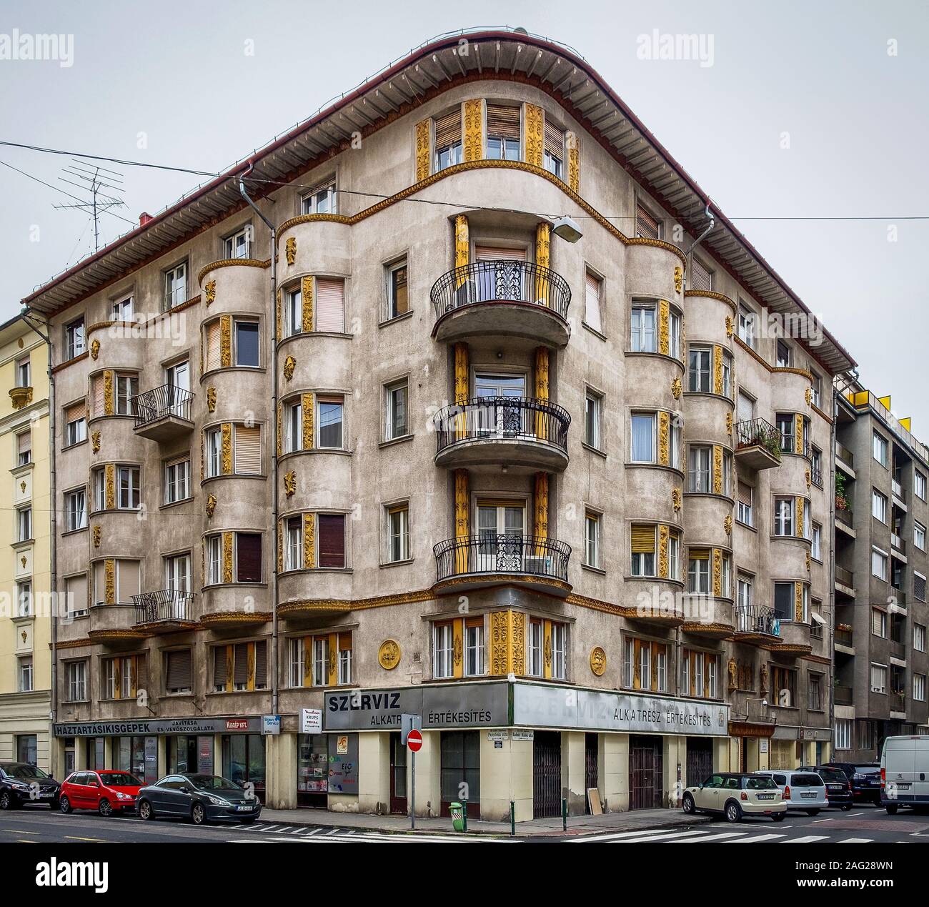 Budapest, Ungarn, Aug 2019, graues Gebäude mit einem Elektro-Reparaturgeschäft an der Ecke der Radnóti Miklós Straße und der Pannónia Straße Stockfoto