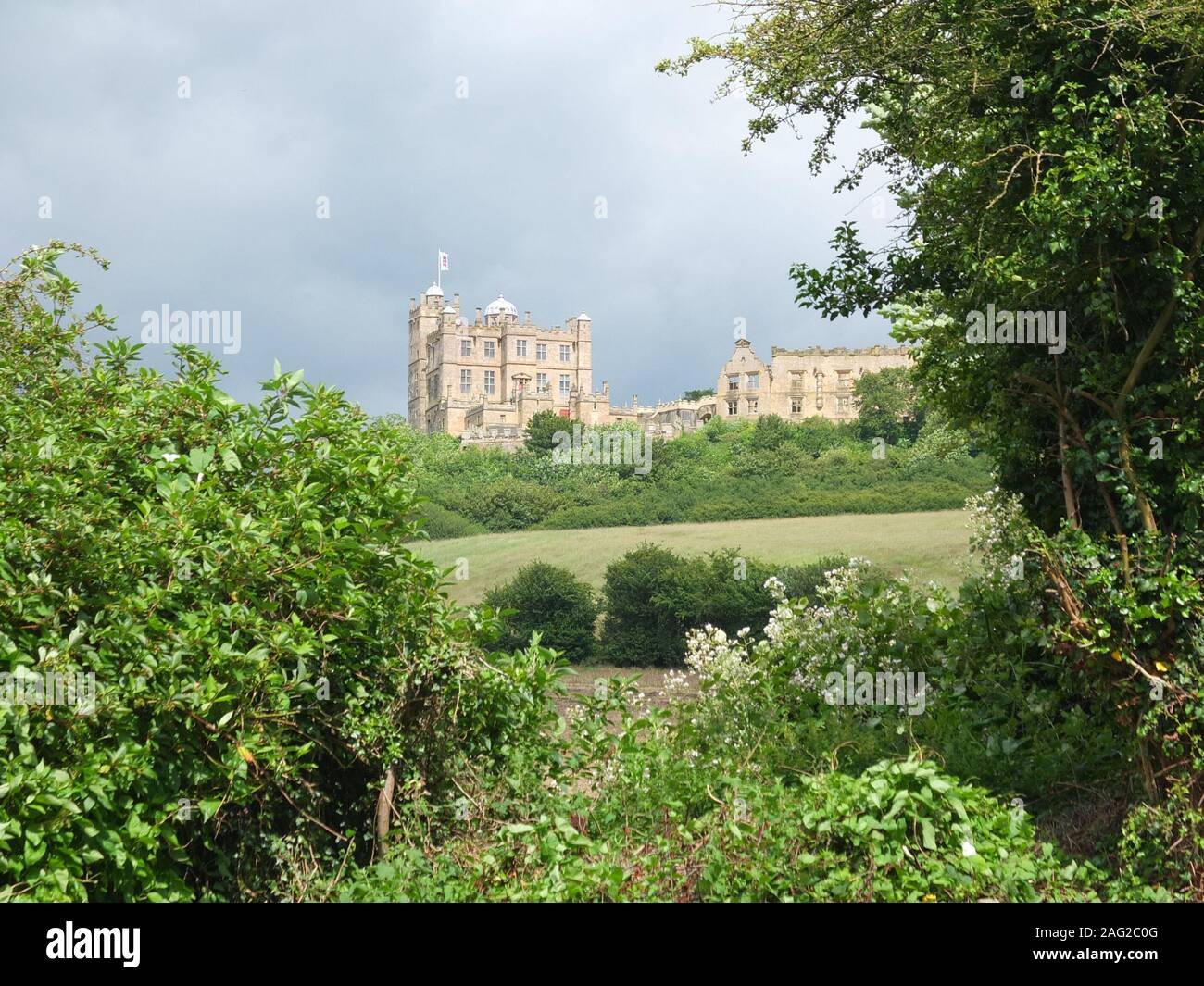 Bolsover Castle halten (Die "kleine Burg") und ruiniert Reitschule von umliegenden Derbyshire Ackerland im Sommer gesehen. Stockfoto
