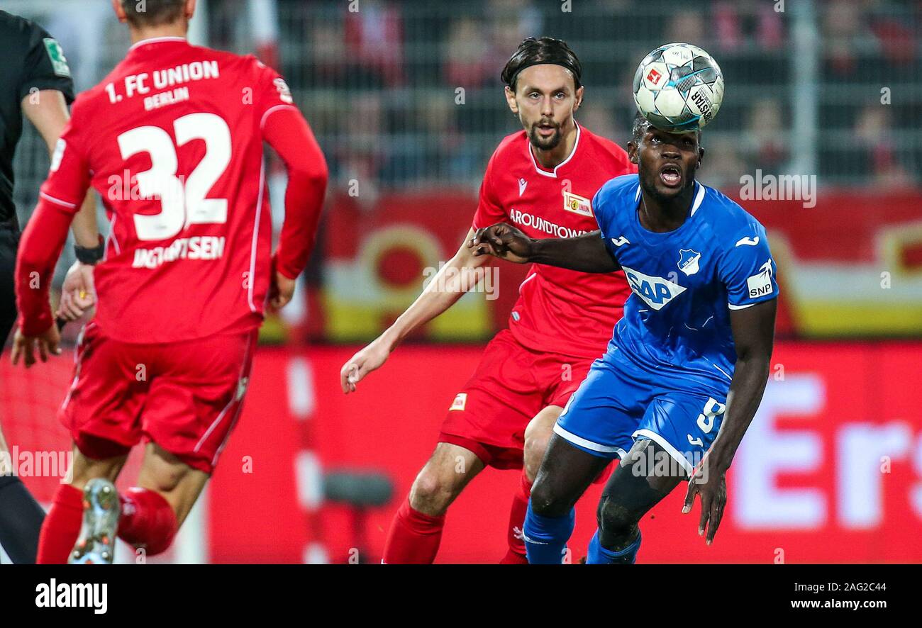 Berlin, Deutschland. 17 Dez, 2019. Fussball: Bundesliga, 1.FC Union Berlin - 1899 Hoffenheim, 16.Spieltag, Stadion an der Alten Försterei. Ihlas Bebou (r) von der TSG Hoffenheim kämpft gegen die Berliner Neven Subotic für den Ball. Credit: Andreas Gora/dpa - WICHTIGER HINWEIS: In Übereinstimmung mit den Anforderungen der DFL Deutsche Fußball Liga oder der DFB Deutscher Fußball-Bund ist es untersagt, zu verwenden oder verwendet Fotos im Stadion und/oder das Spiel in Form von Bildern und/oder Videos - wie Foto Sequenzen getroffen haben./dpa/Alamy leben Nachrichten Stockfoto