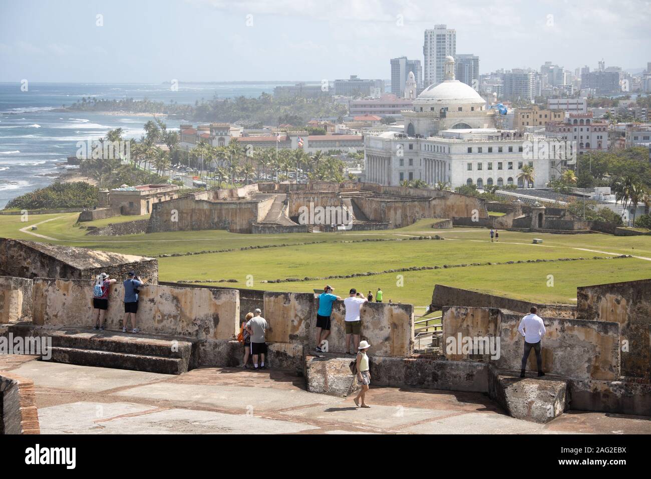Touristen an den Wänden o, f San Cristobal Schloss, El Capitolio, San Juan, Puerto Rico Stockfoto