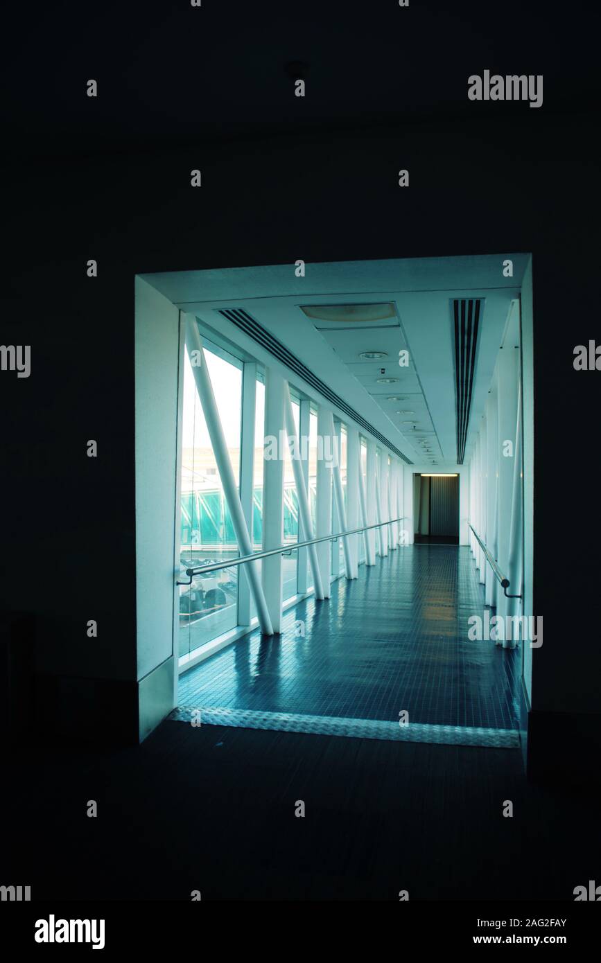 White Tunnel an der Fluggastbrücke auf einem Flughafen. Stockfoto