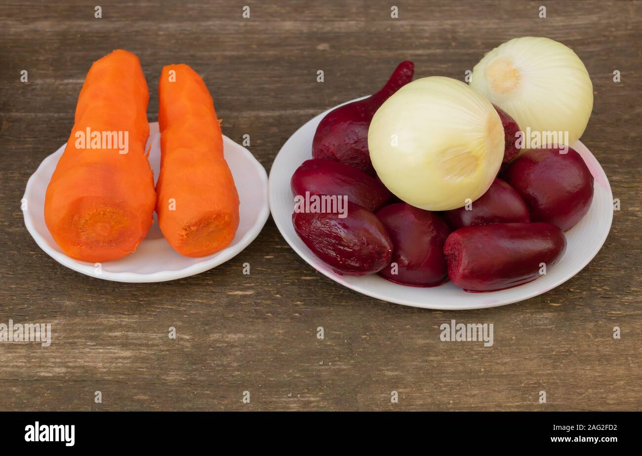 Gekochte rote Bete, Karotten und Zwiebel in der Kochvorgang. Kochen Salat. Gemüse Gesundheit Vorteile Konzept. Stockfoto