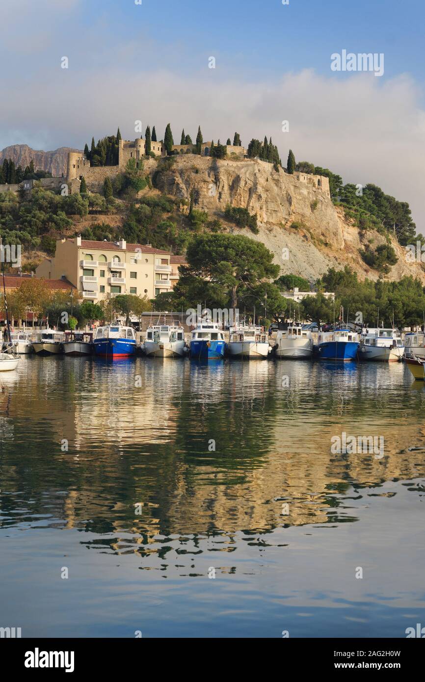 Chateau de Cassis Schloss auf einer Klippe in Cassis Hafen, Blick vom Hafen. Im Süden von Frankreich. Château de Cassis, 13. Jahrhundert französischen Schloss Reisen Stockfoto