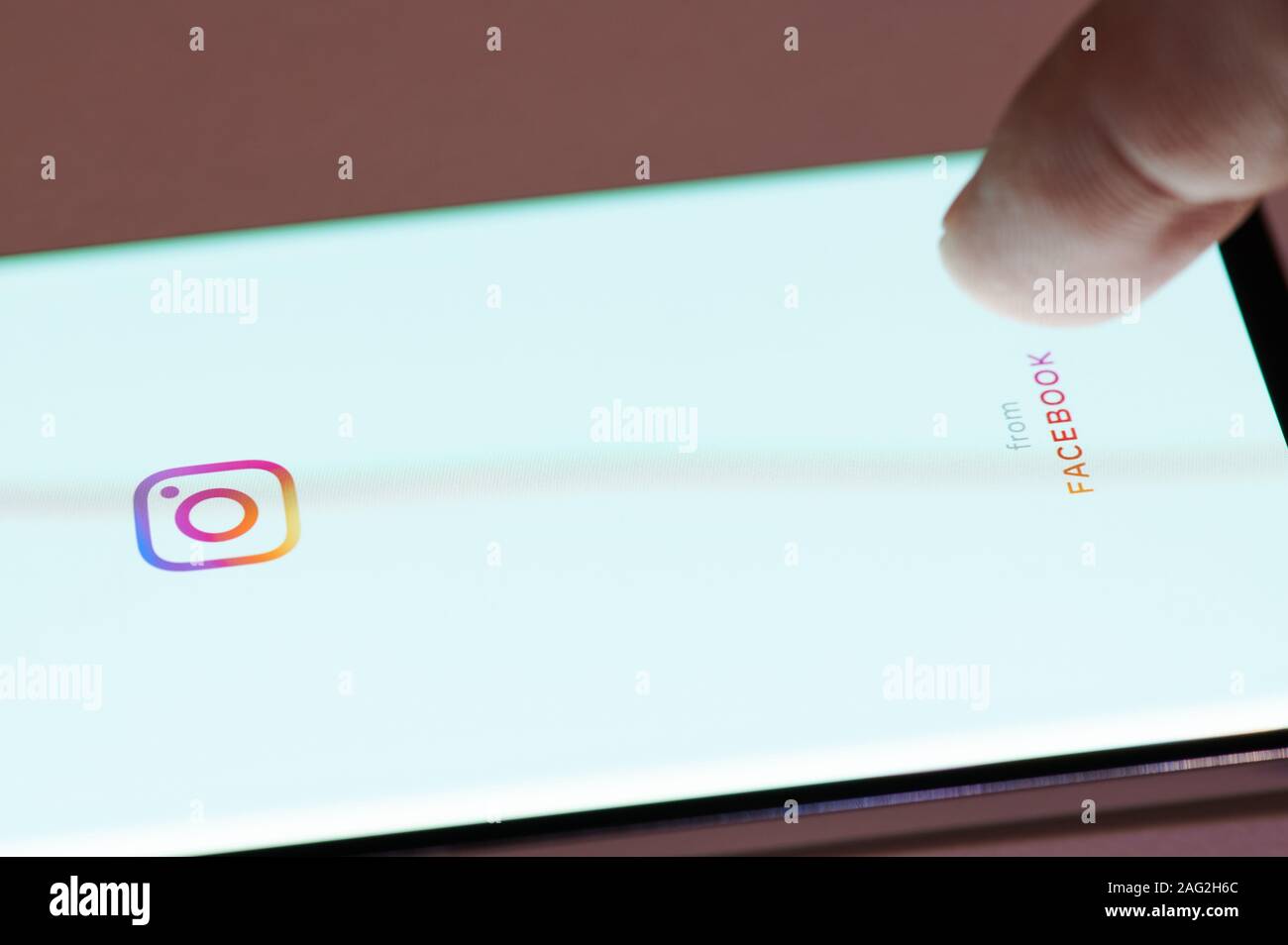 New York, USA - Dezember 17, 2019: Instagram von Facebook App auf Bildschirm des Smartphones Nähe zu sehen. Stockfoto