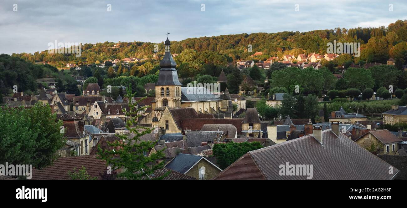 Lizenz verfügbar unter MaximImages.com - historische mittelalterliche Stadt Sarlat im Südwesten Frankreichs, Panoramablick tagsüber. Sarlat-la-Canéda, Sarlat Stockfoto