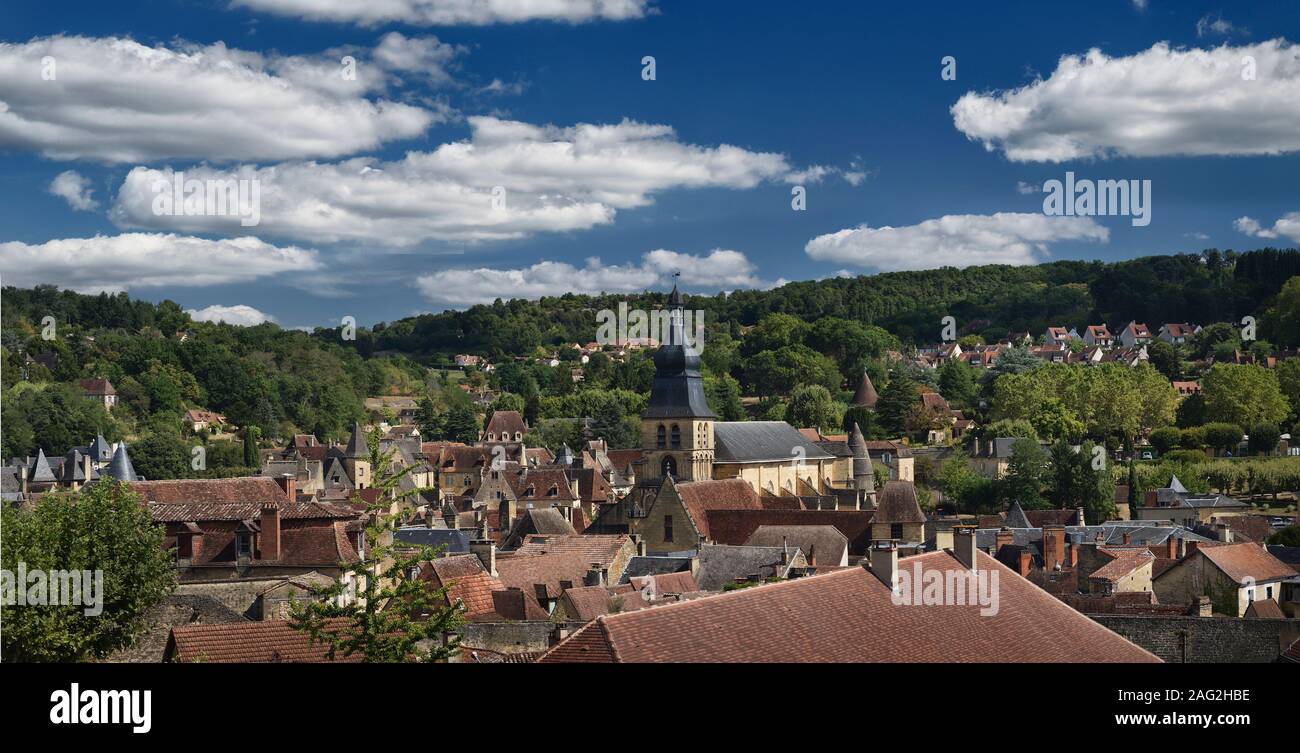 Historischen, mittelalterlichen Stadt Sarlat im Südwesten von Frankreich, Panorama tagsüber Landschaft. Sarlat-la-Canéda, Sarlat la Caneda, Dordogne, Südfrankreich tra Stockfoto