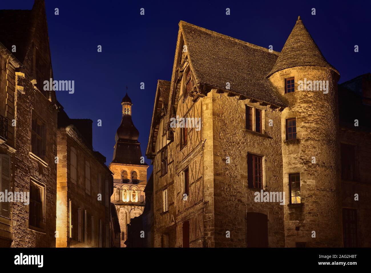 Dämmerung Kulisse des historischen alten Häuser auf Straßen der mittelalterlichen Stadt Sarlat im Süden von Frankreich. Sarlat la Caneda, Dordogne, Frankreich Reisen Stockfoto