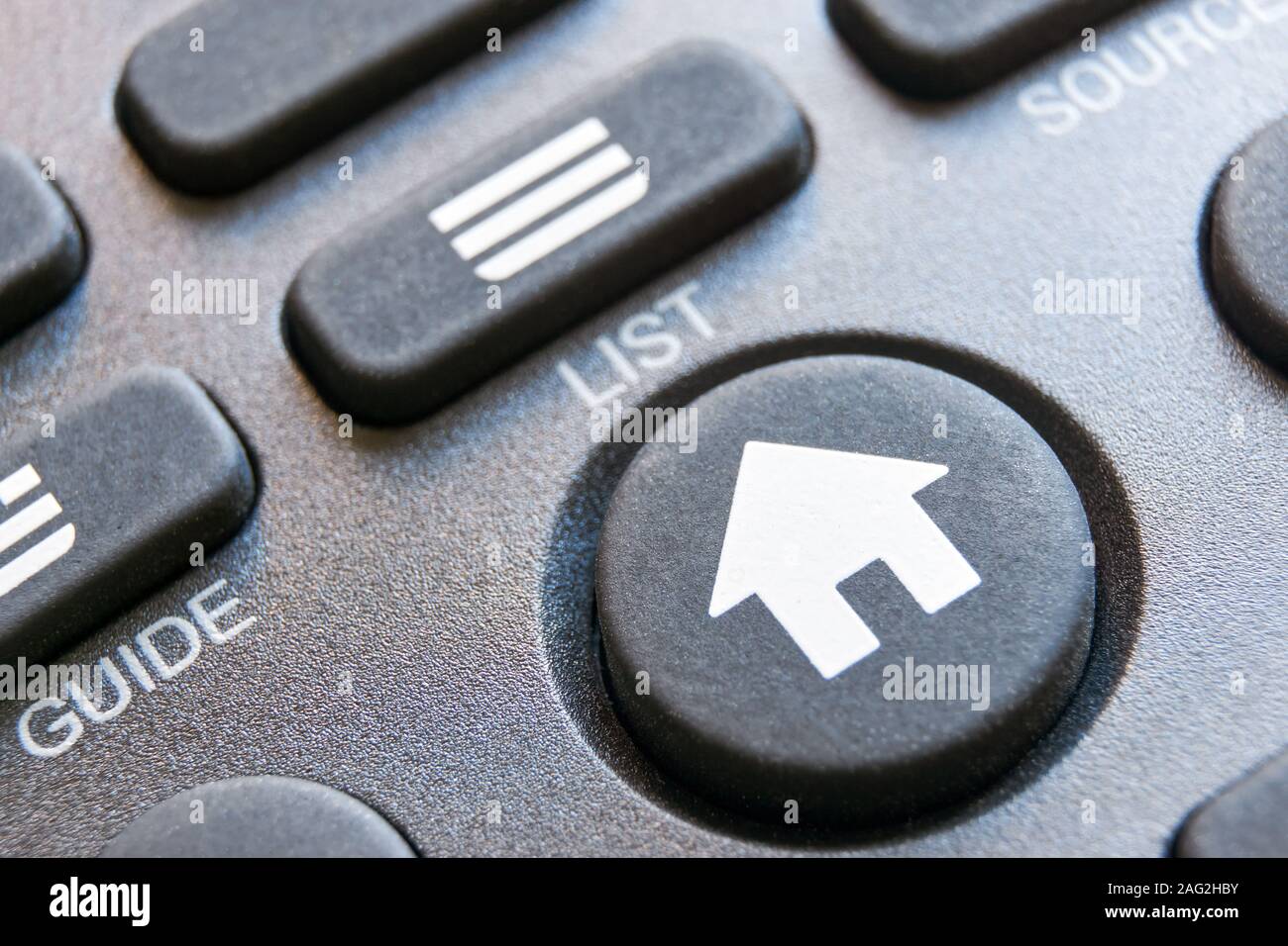 Nahaufnahme der grauen Smart tv-Fernbedienung mit runder Home-Symboltaste. Stockfoto